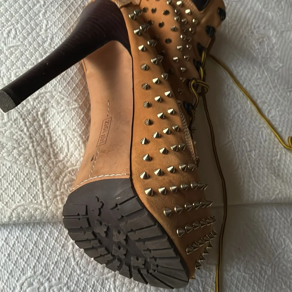 Zigi girl Z-Jo Stud Boots. Leather upper studded boots. 1 stud missing. - Picture 3 of 7